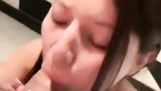 Me paga para que se la chupe en el telo.