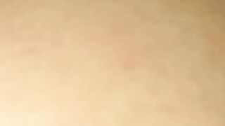 Dando sem camisinha pro amigo do meu marido enquanto ele fui no mercado