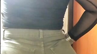 Hasta donde crees que me sube el short. Chica culona se viste para salir