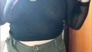 Hasta donde crees que me sube el short. Chica culona se viste para salir