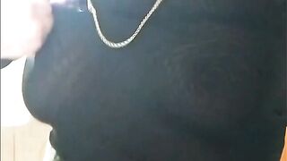 Hasta donde crees que me sube el short. Chica culona se viste para salir