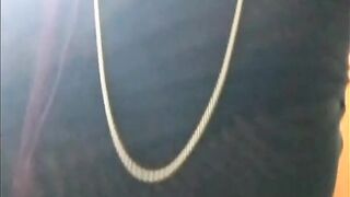 Hasta donde crees que me sube el short. Chica culona se viste para salir