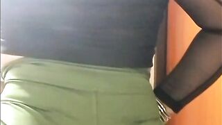 Hasta donde crees que me sube el short. Chica culona se viste para salir