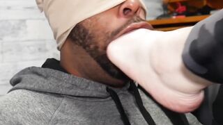 Sucking in the Mature Queens toes