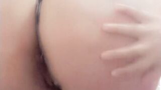 Me abro las nalgas en perrito con ganas de verga