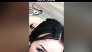 Petite lo seduce con un balletto sexy, poi glielo succhia e lo scopa duro