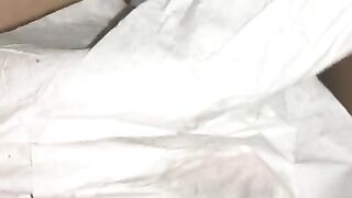 Киска очень сильно течет во время овуляции, показываю ее в общественном туалете