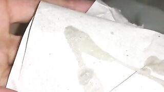 Киска очень сильно течет во время овуляции, показываю ее в общественном туалете