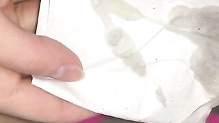 Киска очень сильно течет во время овуляции, показываю ее в общественном туалете