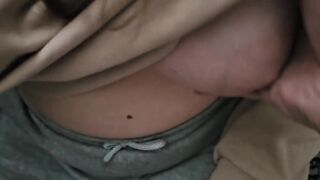 Показал яйца своей девушке прямо на кухне