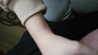 Показал яйца своей девушке прямо на кухне