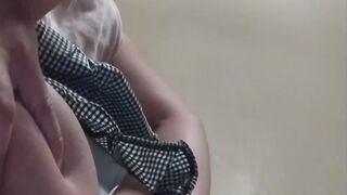 Putita caliente coquetea a la cámara mientras su novio no la ve