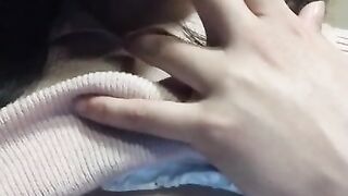 Putita caliente coquetea a la cámara mientras su novio no la ve