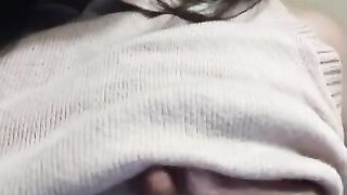 Putita caliente coquetea a la cámara mientras su novio no la ve